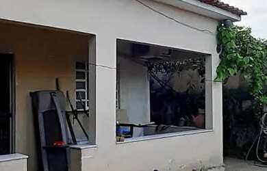 Imagem: A casa possui 2 Dormitórios, 3 Vagas na garagem, 378m² de