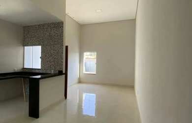 Imagem: A casa possui 3 Dormitórios, 1 Banheiro, 2 Vagas na garagem