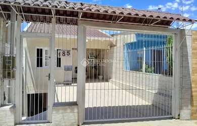 Imagem: A casa possui 2 Dormitórios, 2 Banheiros, 2 Vagas na garagem