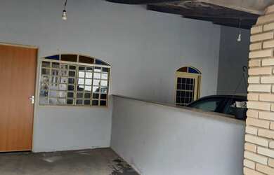 Imagem: A casa possui 1 Dormitório, 1 Banheiro, 1 Vaga na garagem