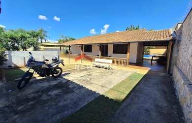 Imagem: A casa possui 4 Dormitórios, 4 Banheiros, 5 Vagas na garagem