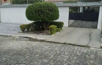 Imagem: A casa possui 4 Dormitórios, 3 Banheiros, 2 Vagas na garagem