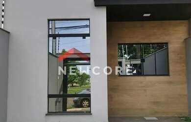 Imagem: A casa possui 3 Dormitórios, 2 Banheiros, 1 Vaga na garagem