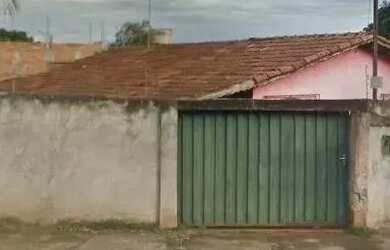 Imagem: A casa possui 3 Dormitórios, 2 Banheiros, 2 Vagas na garagem