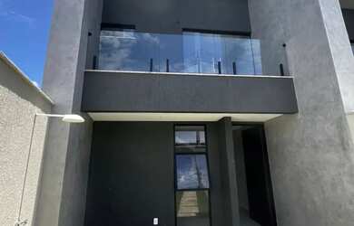 Imagem: A casa possui 4 Dormitórios, 2 Banheiros, 2 Vagas na garagem