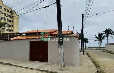 Imagem: A casa possui 3 Dormitórios, 3 Banheiros, 4 Vagas na garagem