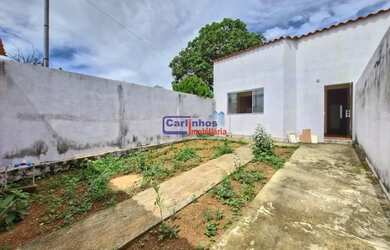 Imagem: A casa possui 2 Dormitórios, 1 Banheiro, 2 Vagas na garagem