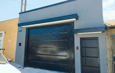 Imagem: A casa possui 2 Dormitórios, 2 Banheiros, 4 Vagas na garagem