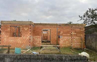 Imagem: A casa possui 4 Dormitórios, 3 Banheiros, 3 Vagas na garagem