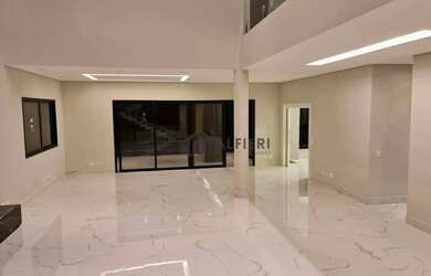 Imagem: A casa possui 4 Dormitórios, 5 Banheiros, 4 Vagas na garagem