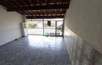 Imagem: A casa possui 3 Dormitórios, 3 Banheiros, 2 Vagas na garagem