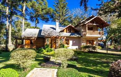 Imagem: A casa possui 4 Dormitórios, 5 Banheiros, 2 Vagas na garagem