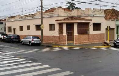 Imagem: A casa possui 3 Dormitórios, 2 Banheiros, 3 Vagas na garagem