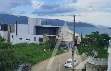 Imagem: A casa possui 3 Dormitórios, 4 Banheiros, 2 Vagas na garagem