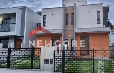 Imagem: A casa possui 3 Dormitórios, 3 Banheiros, 2 Vagas na garagem