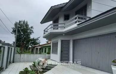 Imagem: A casa possui 4 Dormitórios, 2 Banheiros, 2 Vagas na garagem