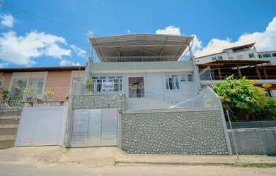 Imagem: A casa possui 4 Dormitórios, 1 Banheiro, 1 Vaga na garagem