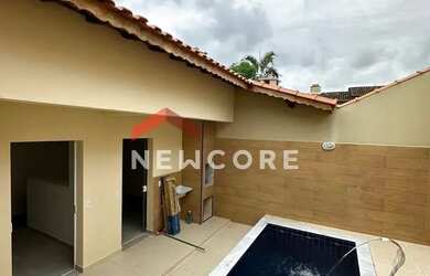 Imagem: A casa possui 3 Dormitórios, 2 Banheiros, 2 Vagas na garagem