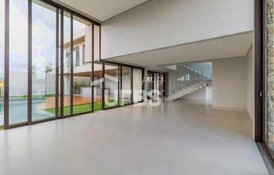 Imagem: A casa possui 4 Dormitórios, 5 Banheiros, 4 Vagas na garagem