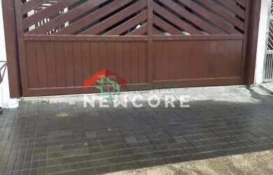 Imagem: A casa possui 2 Dormitórios, 1 Banheiro, 2 Vagas na garagem