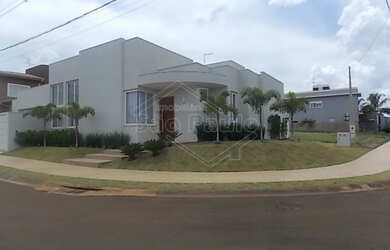 Imagem: A casa em condomínio possui 3 Dormitórios, 4 Vagas na garagem