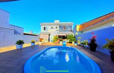 Imagem: A casa possui 3 Dormitórios, 4 Banheiros, 2 Vagas na garagem