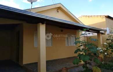 Imagem: A casa possui 2 Dormitórios, 1 Banheiro, 2 Vagas na garagem