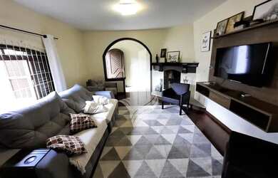 Imagem: A casa possui 4 Dormitórios, 4 Banheiros, 4 Vagas na garagem