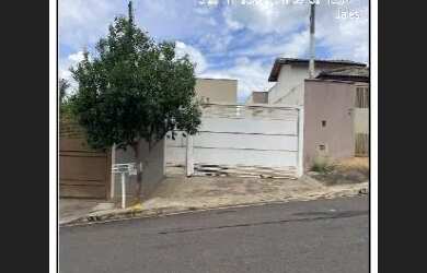 Imagem: A casae possui 3 Dormitórios, 1 Banheiro, 2 Vagas na garagem