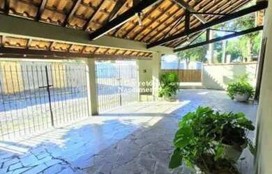 Imagem: A casa possui 2 Dormitórios, 2 Banheiros, 2 Vagas na garagem