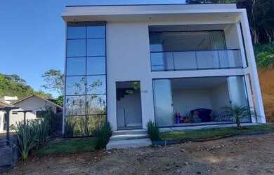 Imagem: A casa possui 3 Dormitórios, 3 Banheiros, 5 Vagas na garagem