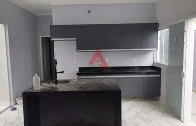 Imagem: A casa possui 3 Dormitórios, 1 Banheiro, 2 Vagas na garagem