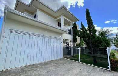 Imagem: A casa possui 3 Dormitórios, 5 Banheiros, 2 Vagas na garagem