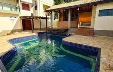 Imagem: A casa possui 3 Dormitórios, 2 Banheiros, 2 Vagas na garagem