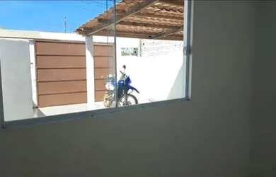 Imagem: A casa possui 3 Dormitórios, 2 Banheiros e 1 Vaga na garagem