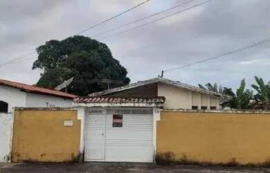 Imagem: A casa possui 3 Dormitórios, 1 Banheiro, 2 Vagas na garagem