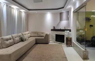 Imagem: A casa possui 4 Dormitórios, 2 Banheiros, 3 Vagas na garagem