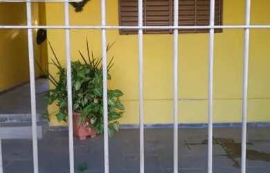 Imagem: A casa possui 2 Dormitórios, 1 Banheiro, 2 Vagas na garagem