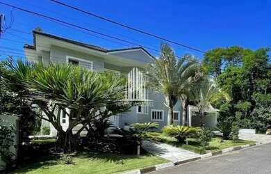 Imagem: A casa possui 4 Dormitórios, 5 Banheiros, 4 Vagas na garagem