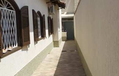 Imagem: A casa possui 3 Dormitórios, 4 Banheiros, 2 Vagas na garagem