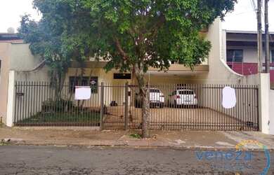 Imagem: A casa possui 3 Dormitórios, 3 Banheiros, 1 Vaga na garagem