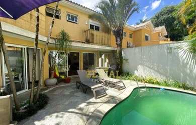 Imagem: A casa possui 4 Dormitórios, 5 Banheiros, 4 Vagas na garagem