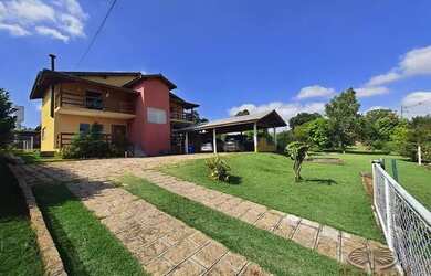 Imagem: A casa possui 3 Dormitórios, 5 Banheiros, 5 Vagas na garagem