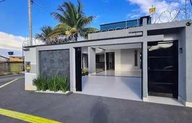 Imagem: A casa possui 3 Dormitórios, 3 Banheiros, 4 Vagas na garagem