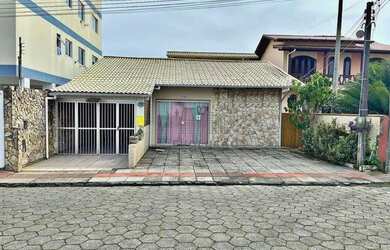 Imagem: A casa possui 3 Dormitórios, 3 Banheiros, 2 Vagas na garagem