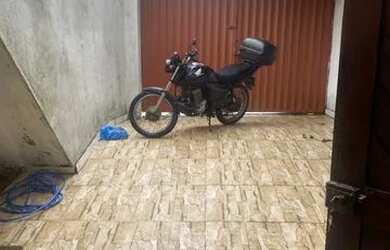 Imagem: A casa possui 1 Dormitório, 1 Banheiro, 1 Vaga na garagem e