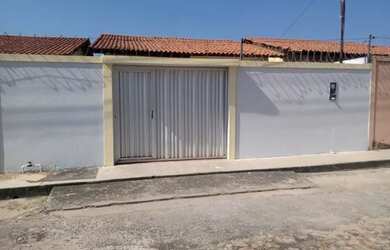 Imagem: A casa possui 3 Dormitórios, 2 Banheiros, 3 Vagas na garagem