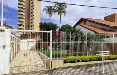 Imagem: A casa possui 4 Dormitórios, 3 Banheiros, 4 Vagas na garagem