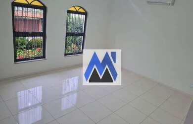 Imagem: O depósito possui 2 Vagas na garagem, 180m² de Área e está