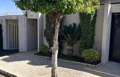 Imagem: A casa possui 3 Dormitórios, 4 Banheiros, 3 Vagas na garagem